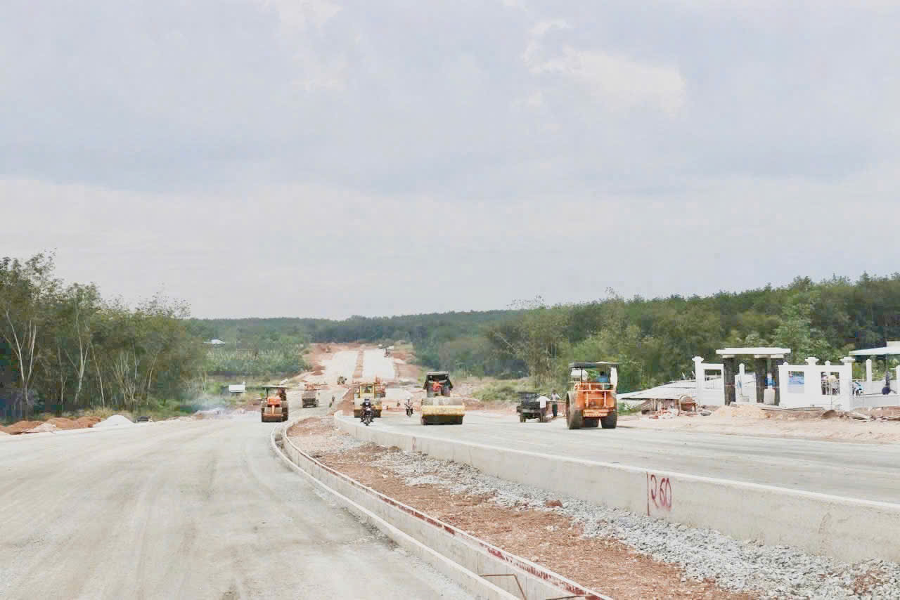 BÁN ĐẤT 200M2 MẶT TIỀN ĐƯỜNG KCN BECAMEX ĐỒNG PHÚ 32M 790 TRIỆU